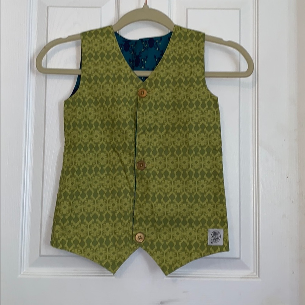 Fully reversible children’s vest. Deer